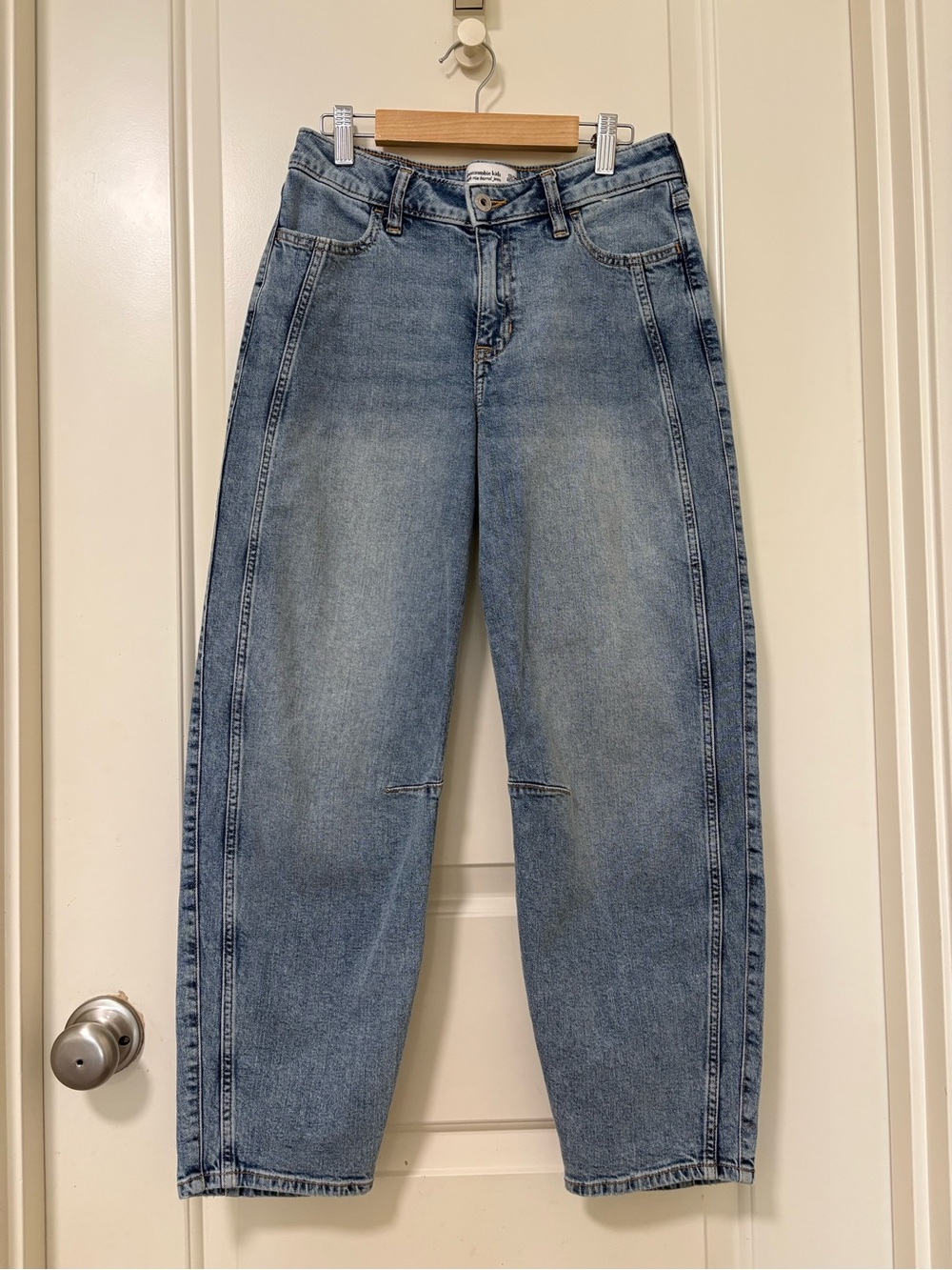 Abercrombie Girls High Rise Barrel Jeans. 13-14 Blue.Good condition. No holes